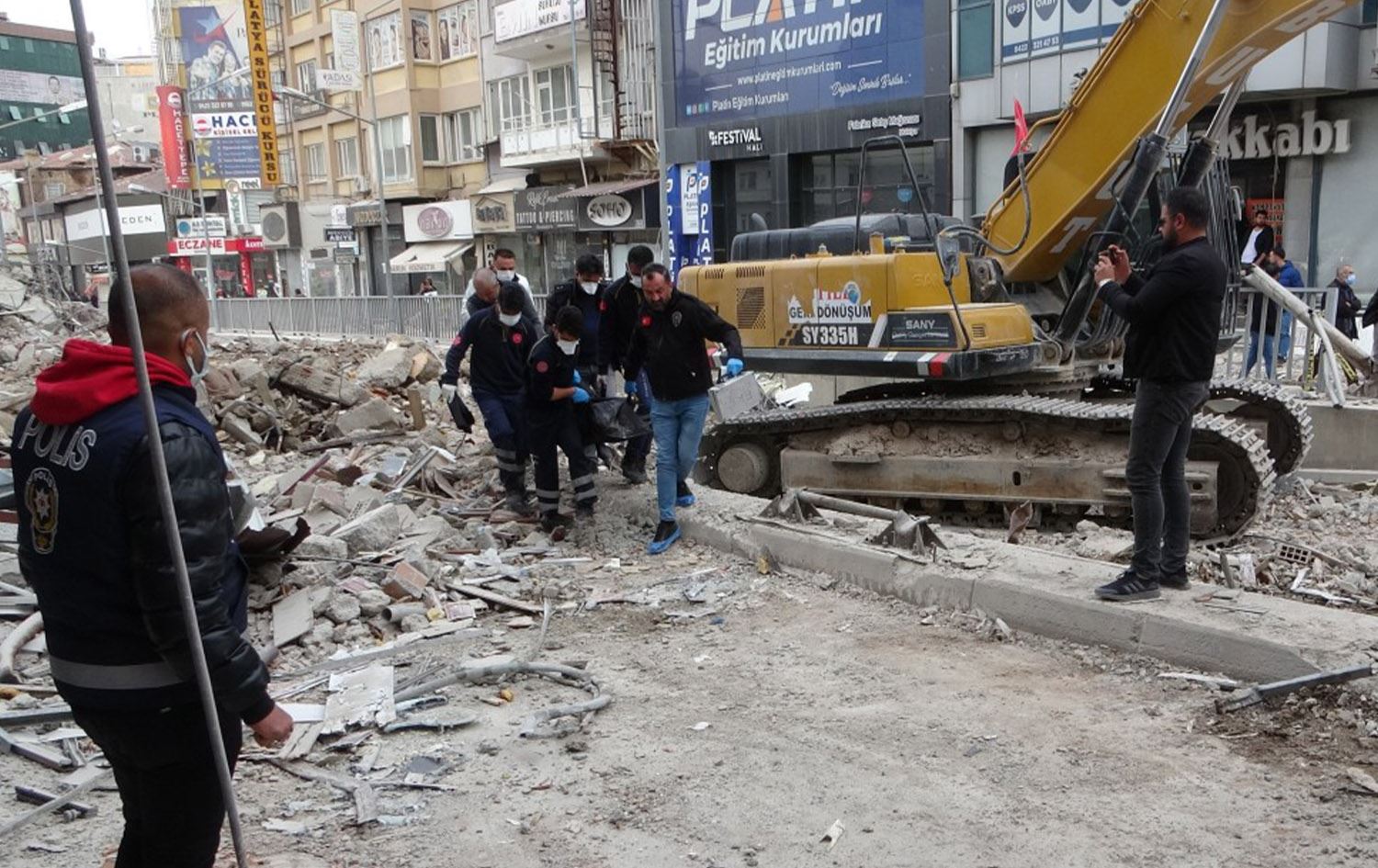 Li Meletiyê du mehan piştî erdhejê termek ji bin kavilan hat derxistin