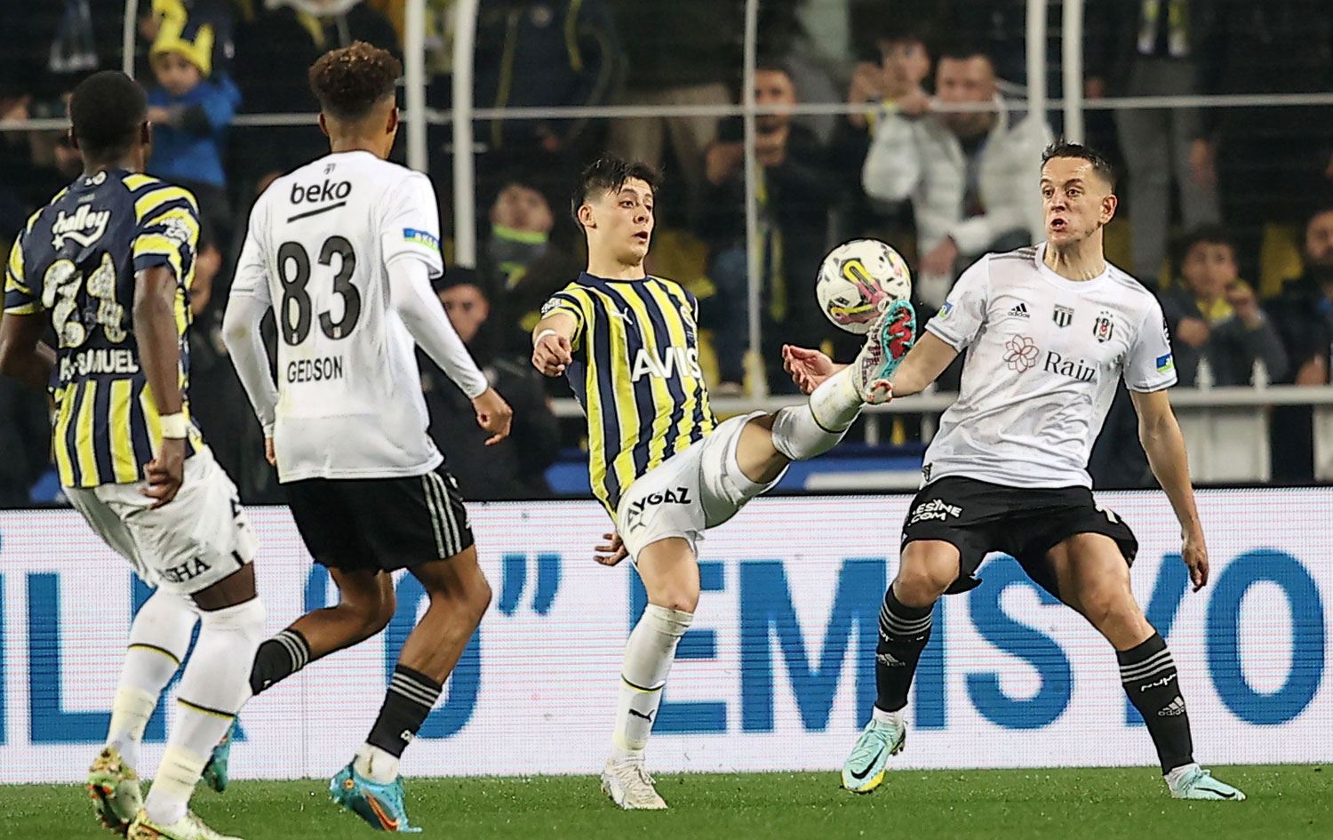 Beşiktaşlı futbolcu ile Amedsporlu yönetici Fenerbahçe galibiyetini birlikte kutladı