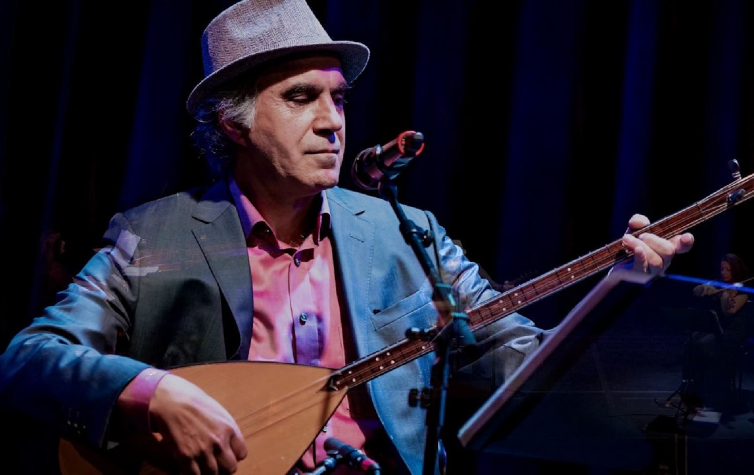 Nizamettin Ariç ji bo mexdûrên erdhejê konsertek pêşkeş kir