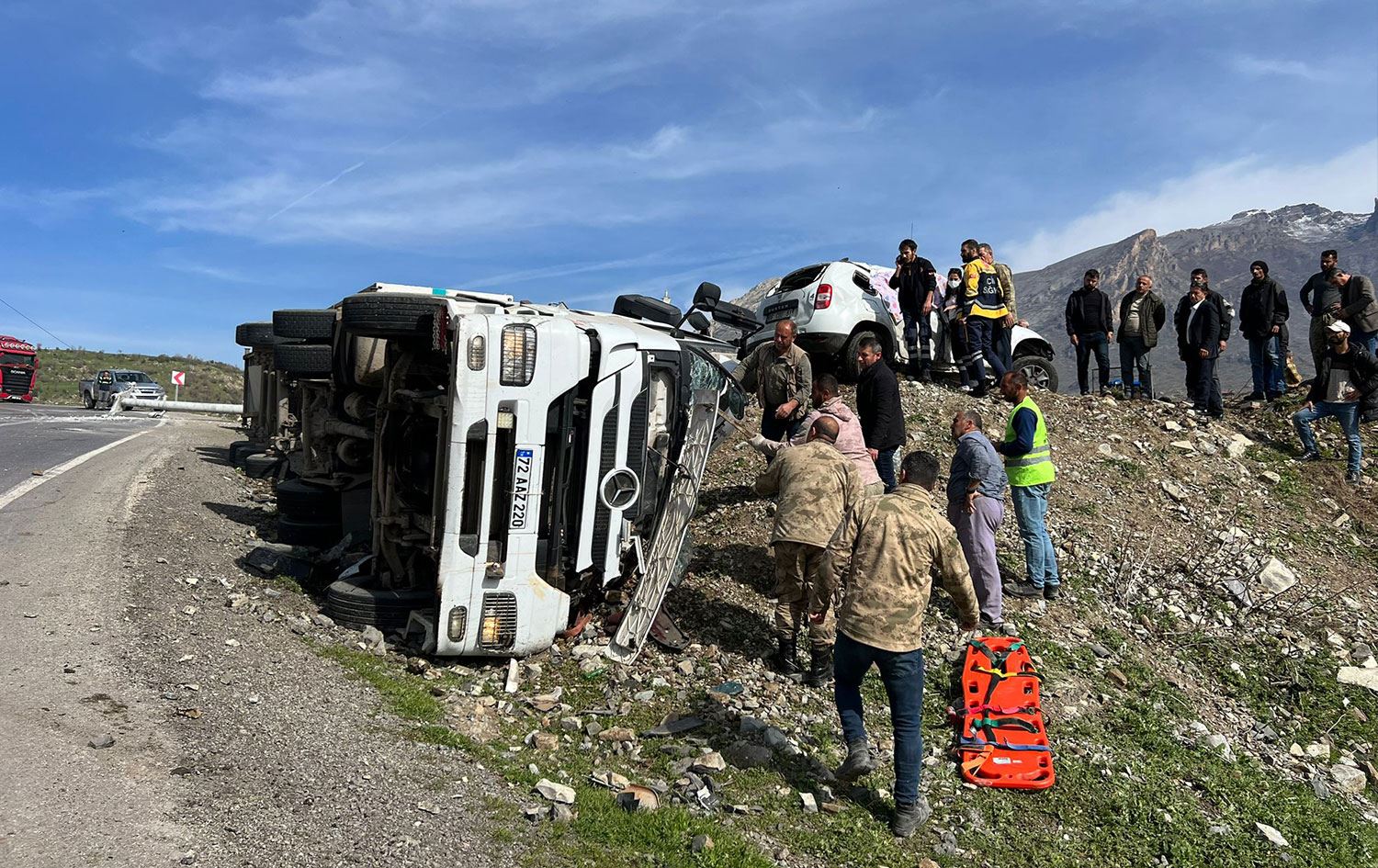 Şırnak'ta tır ile hafif ticari araç çarpıştı: 3 ölü
