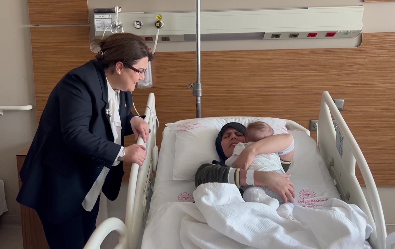 Zarokeke Sûrî piştî nêzîkî 54 rojan bi dayika xwe şad bû