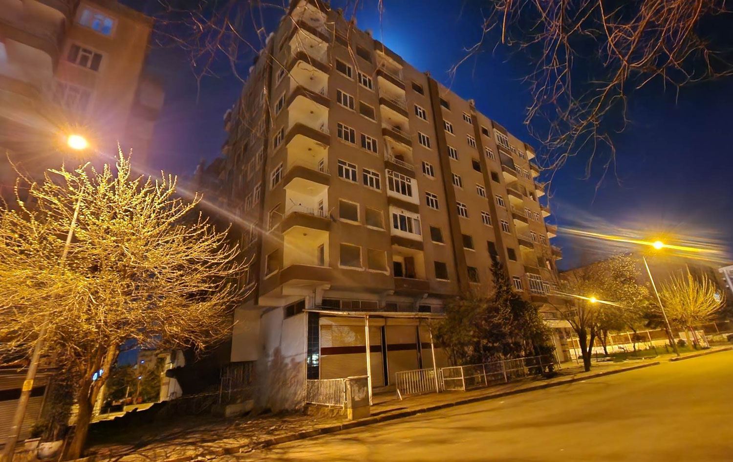 Diyarbakır'da ağır hasarlı apartman kısmen çöktü