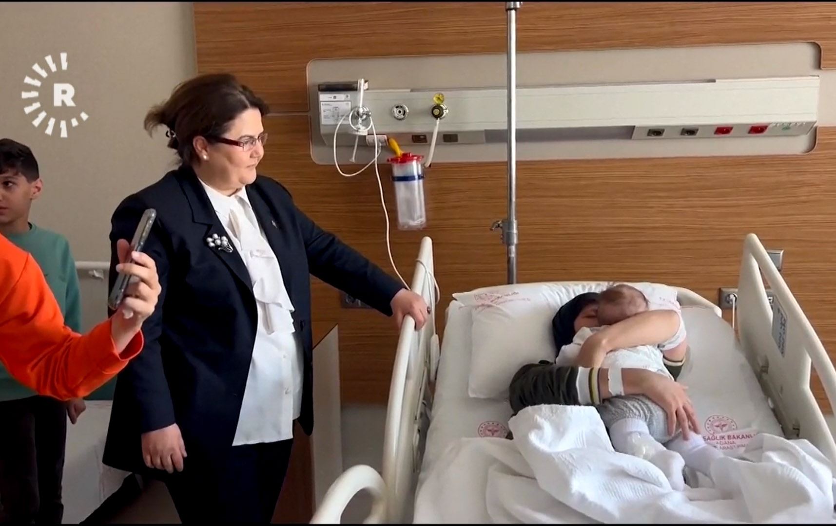 منداڵێکی ساوا دوای نزیکەی 54 رۆژ لە بوومەلەرزە بە باوەشی دایکی شادبووەوە