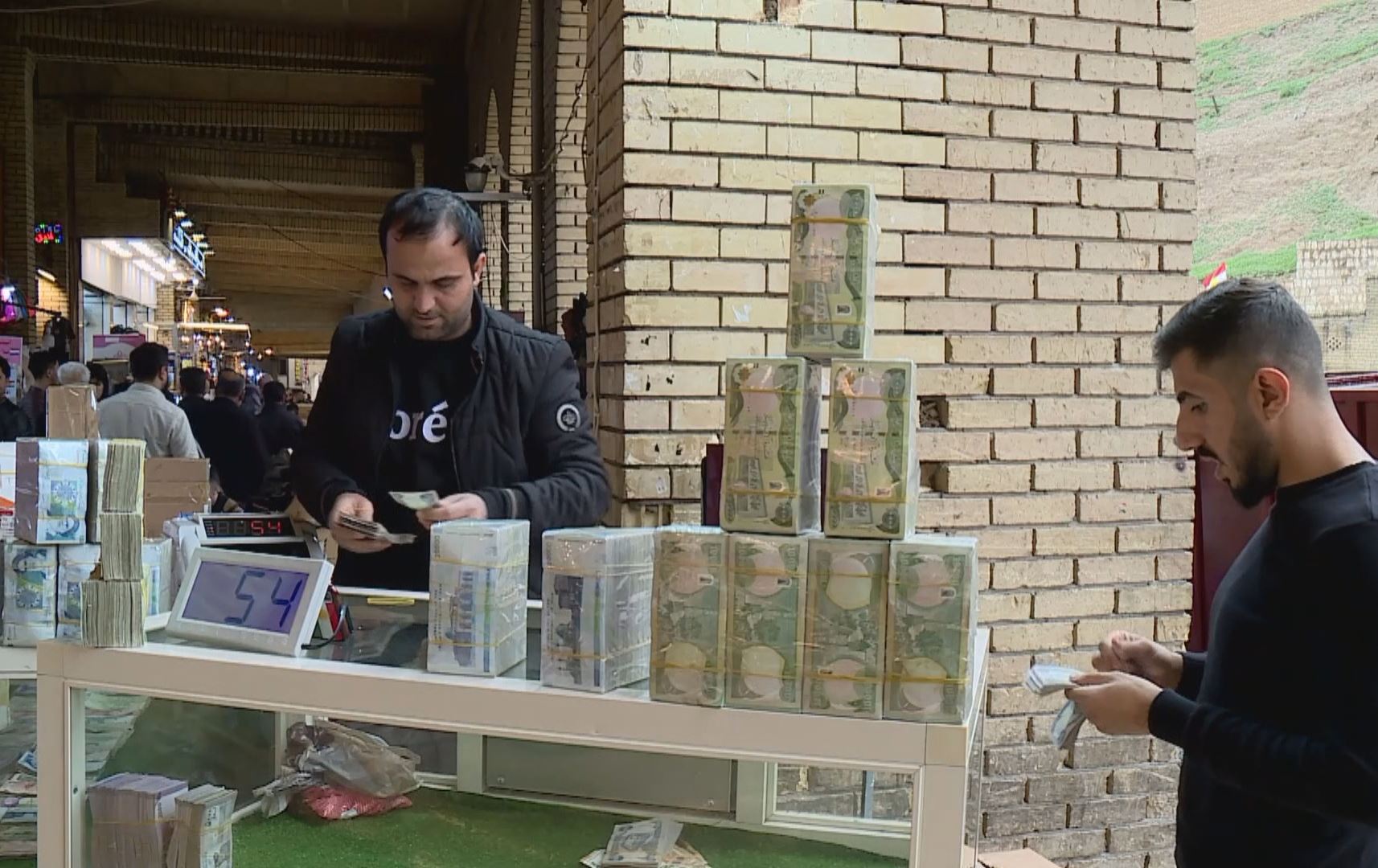 بودجەی عێراق زیاتر لە 12 تریلیۆن دیناری قەرزە و بە 100 جۆر وەردەگیرێن