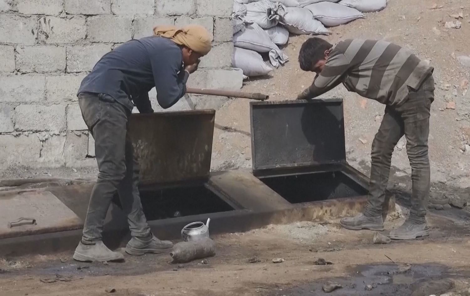 Heleb: Zarok di parzûngehên petrolê yên ne yasayî de kar dikin