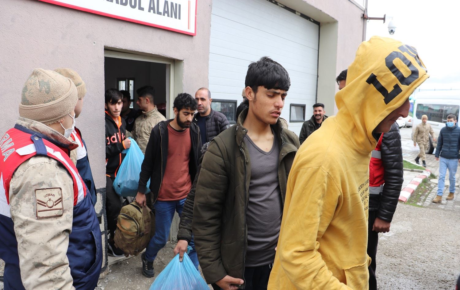 Li Agiriyê 138 koçberên qaçax paşda şandin welatên wan