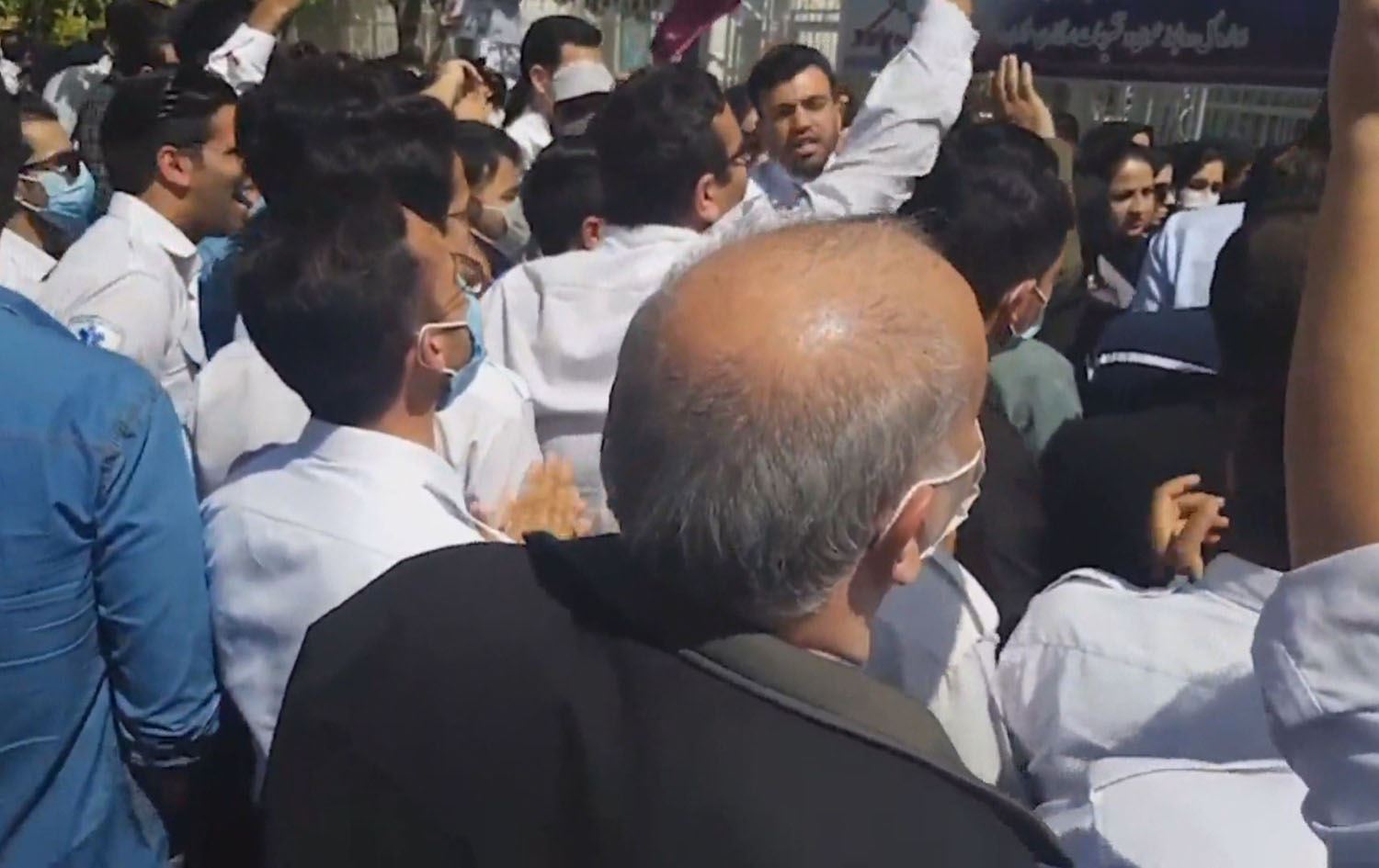 پۆلیسی ئێران بۆ ژنان: پابەندی باڵاپۆشی نەبن یاساتان پێشێلکردووە و سزادەدرێن