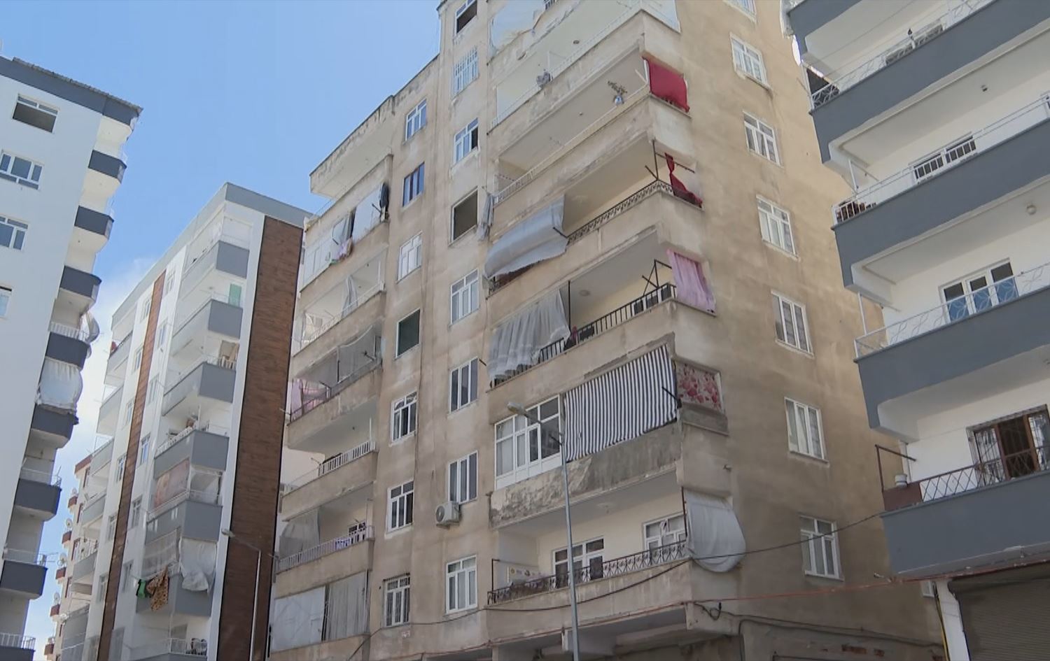 Li Amedê 3 malbat di avahiyeke 7 qatî ya xwar de dijîn