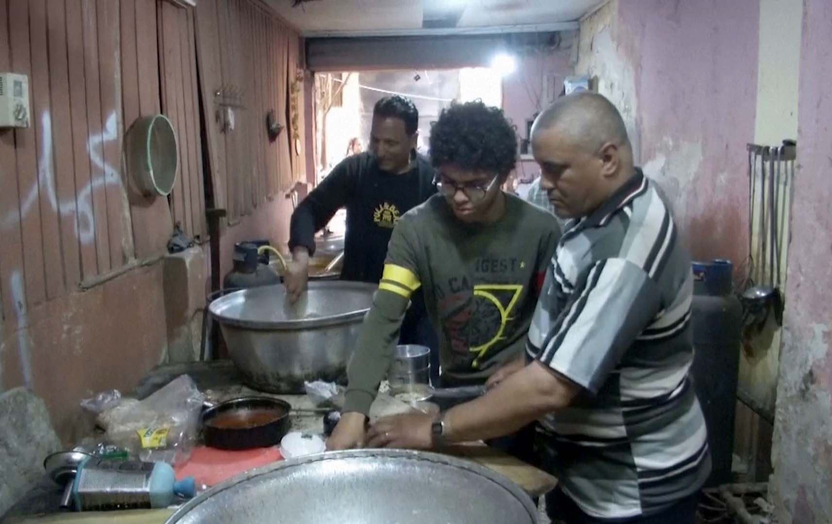 قیبتییە کریستیانەکانی میسر خوانی بەربانگ بۆ خەڵکی کەمدەرامەت ئامادە دەکەن