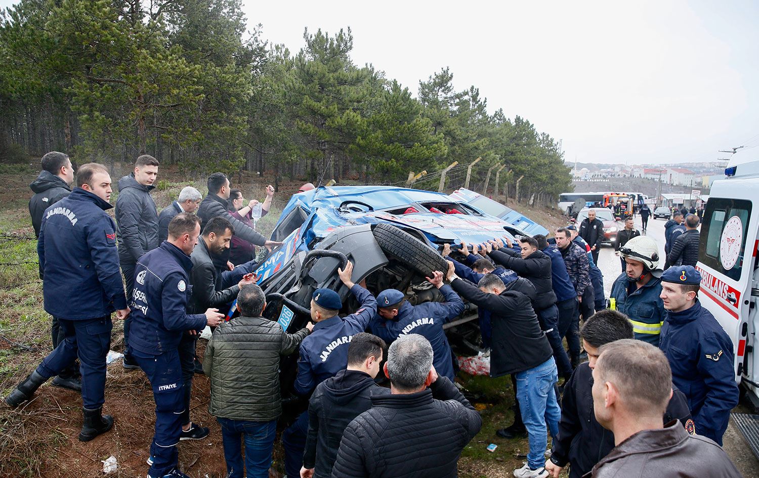 Eskişehir’de zincirleme kaza: 12'si asker 14 yaralı