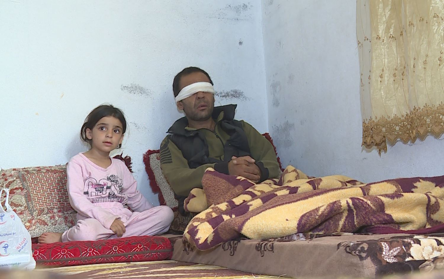 Penaberê Efînî ku di teqîna mîneke de çavên xwe wenda kir daxwaza alîkariyê dike