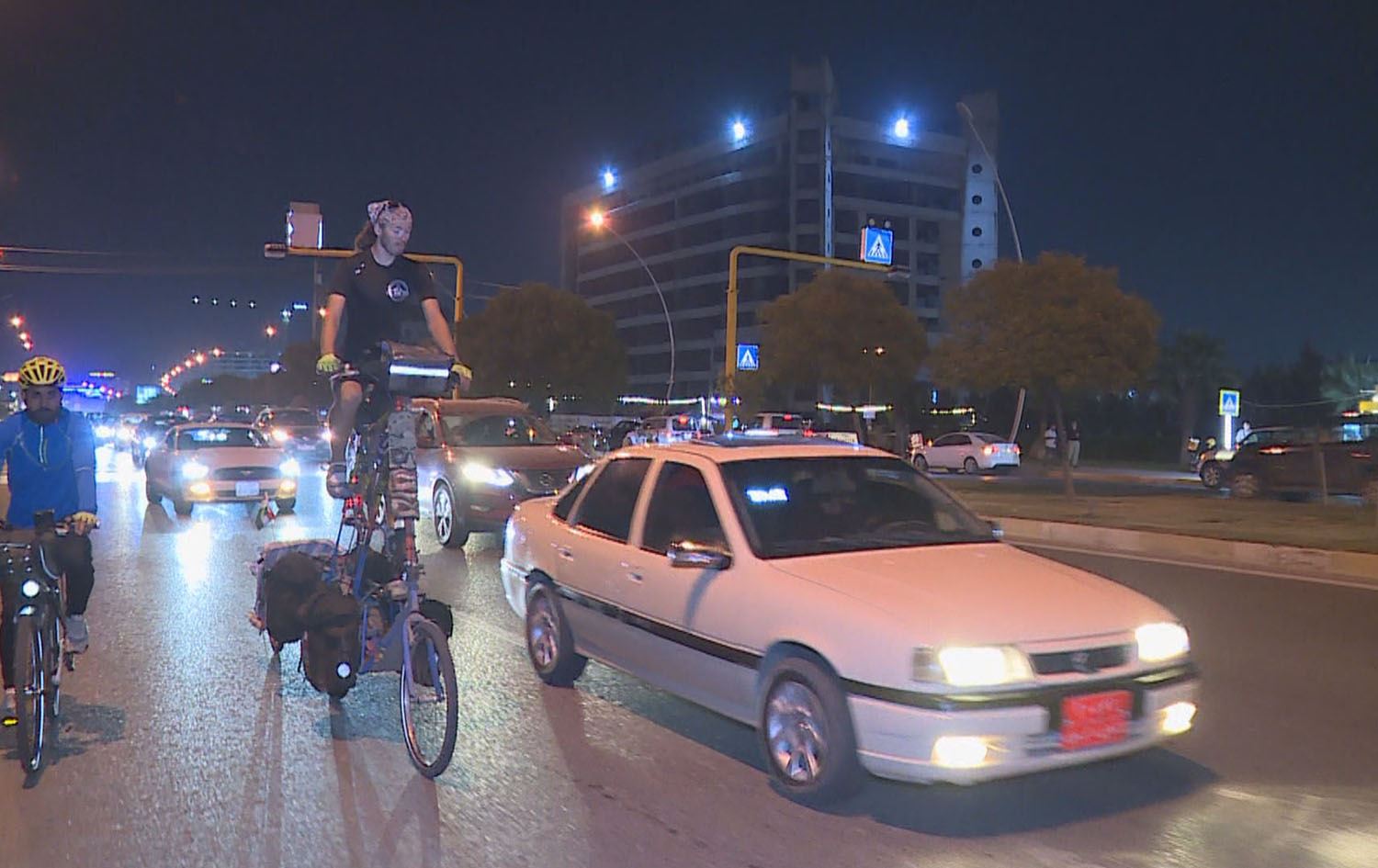 گەنجێکی بەریتانی 29 وڵات بە پایسکیل دەگەڕێت و سەردانی هەولێر دەکات