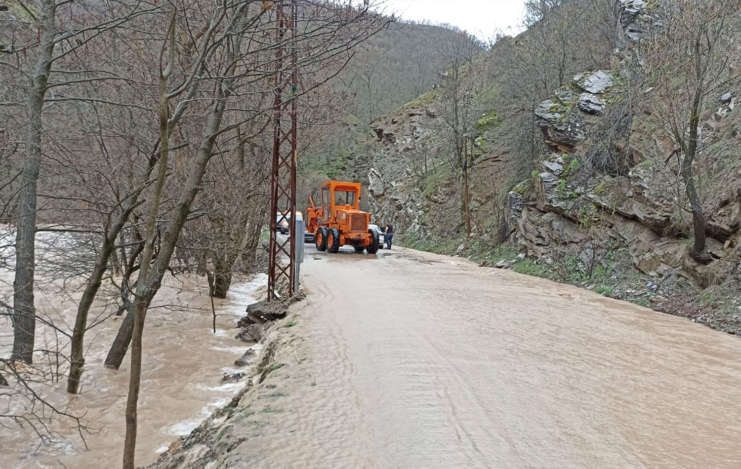 Dersim’de ekipler mahsur kalan vatandaşları kurtardı