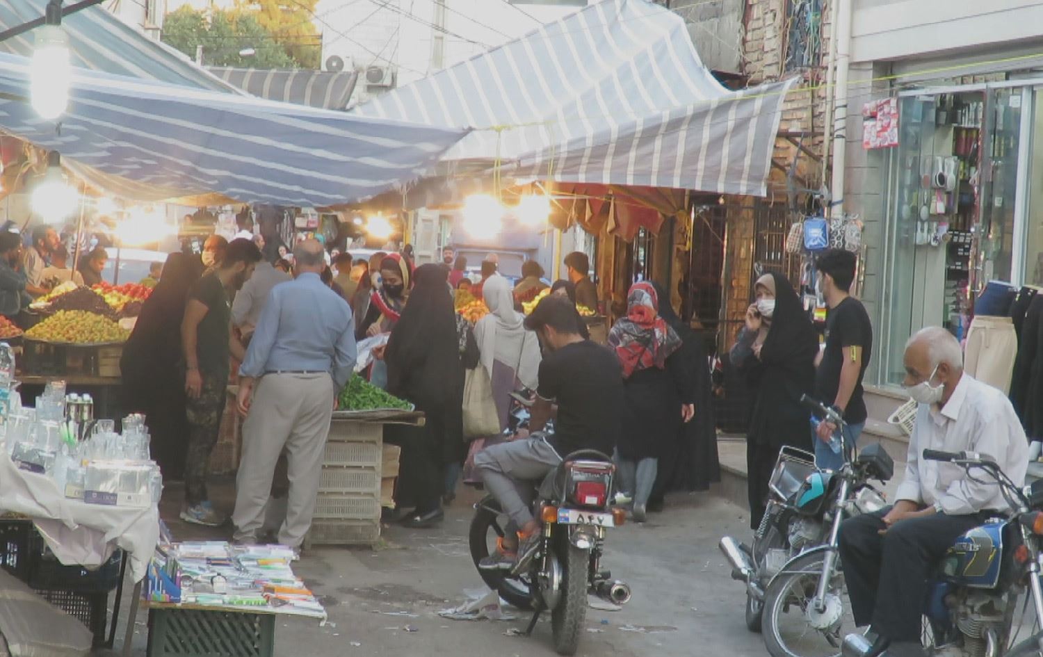 بانکی ناوەندیی ئێران داوا لە خەڵک دەکات دۆلارەکانیان لە بانک دابنێن