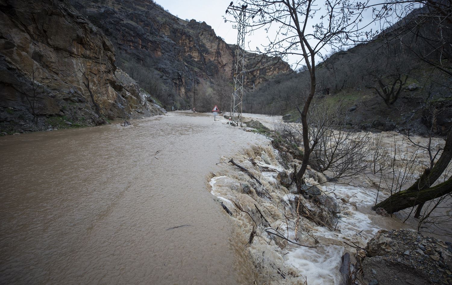 11 kesên ji ber ava Çemê Munzurê asê mabûn hatin rizgakirin