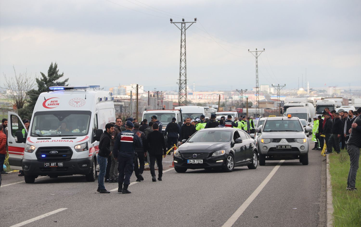 لە رووداوێکی هاتووچۆدا لە ئامەد سێ کرێکاری رێگەوبان گیانیان لەدەستدا