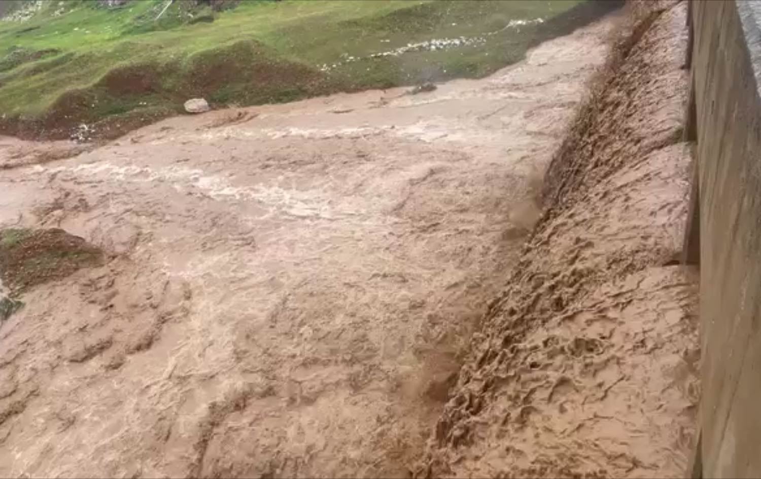 باران و رەشەبا لە ئاکرێ و خەبات زیانی لێدەکەوێتەوە