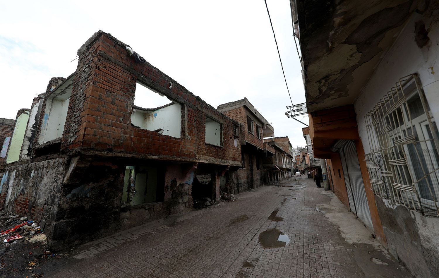 Li Amedê hilweşandina 90 avahiyên wêran dest pê kir