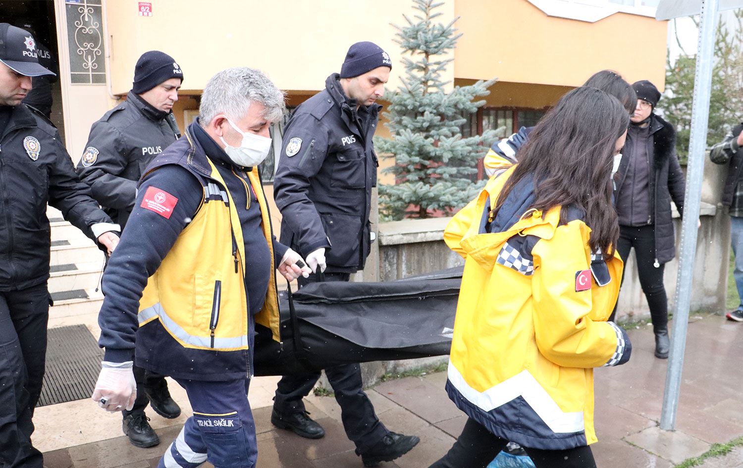Üniversite öğrencisi genç, annesini öldürüp babasını ağır yaraladı!
