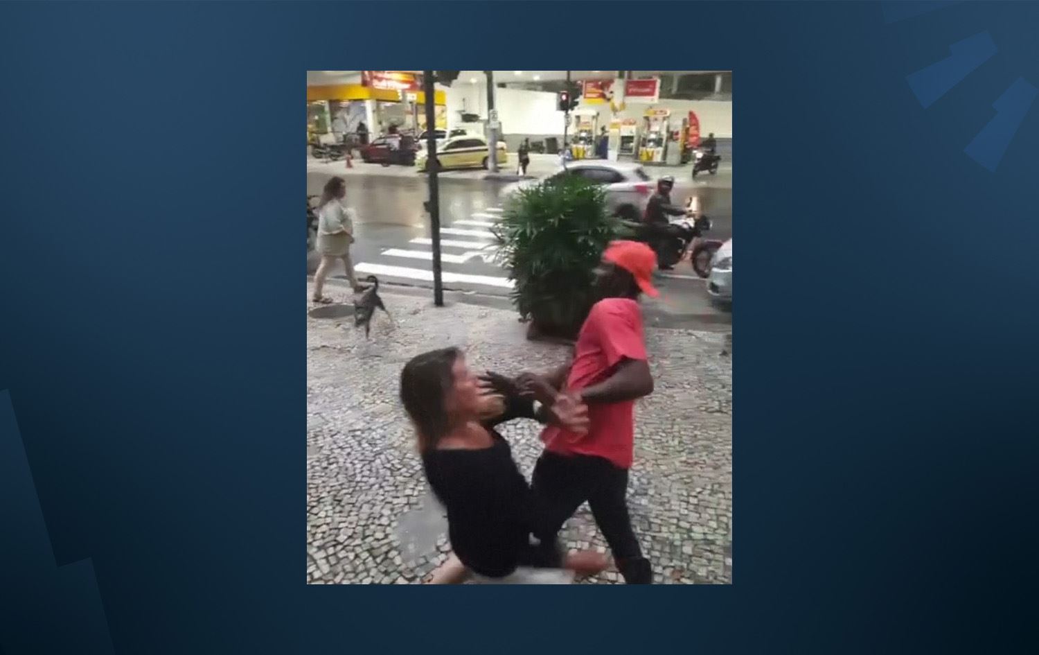 لە بەرازیل ژنێک بە قایش لە پیاوێکی رەشپێست دەدات