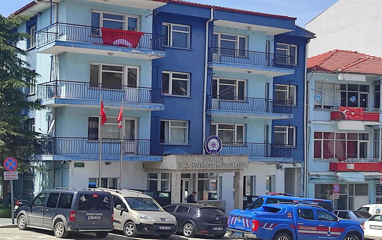 Genç kadın, polis lojmanında başından vuruldu