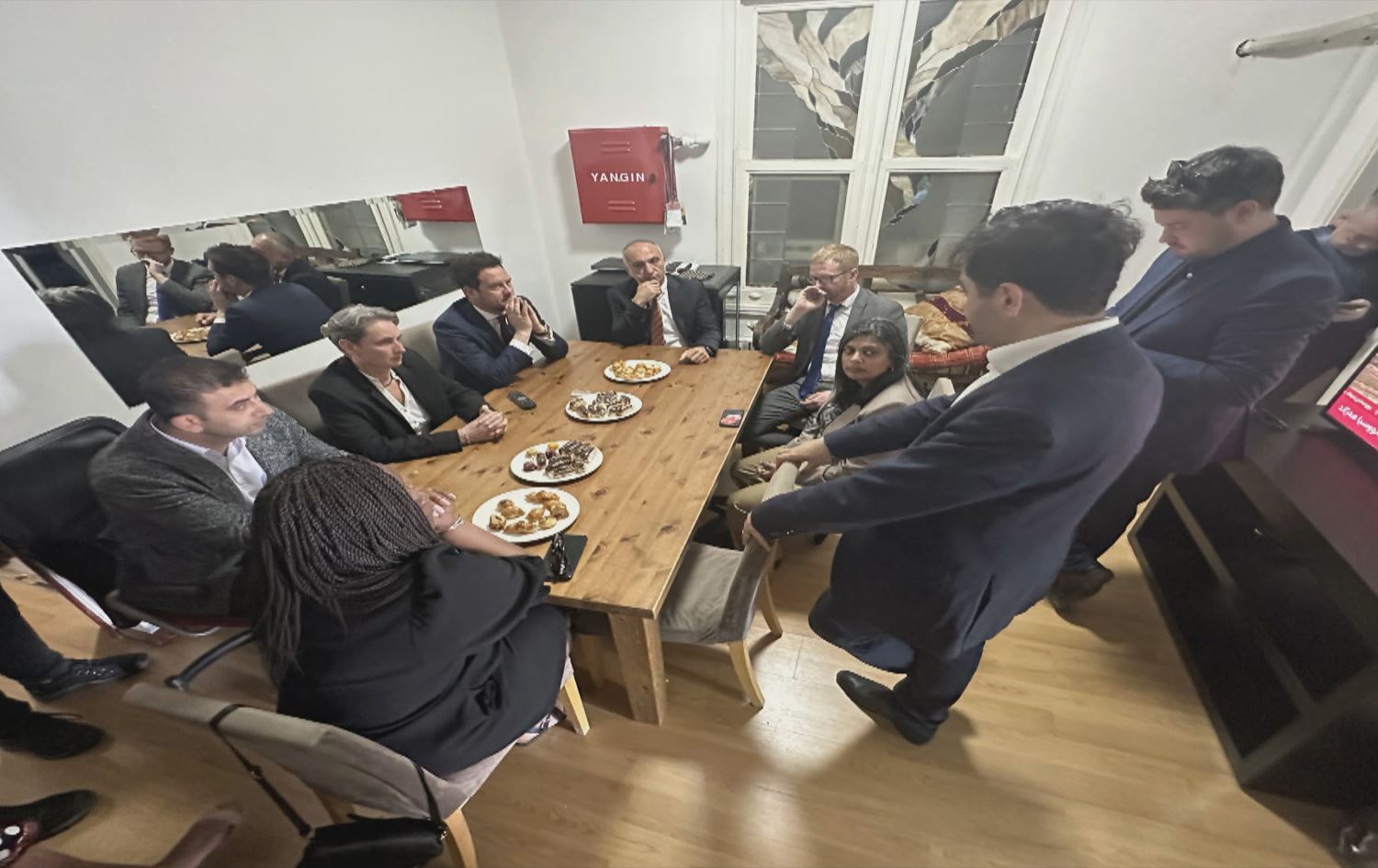 شاندێکی پەرلەمانی بەریتانیا سەردانی نووسینگەی تۆڕی میدیایی رووداوی لە ئیستەنبووڵ کرد