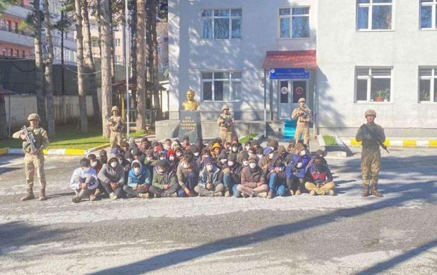 Li Bedlîsê 70 koçber hatin girtin