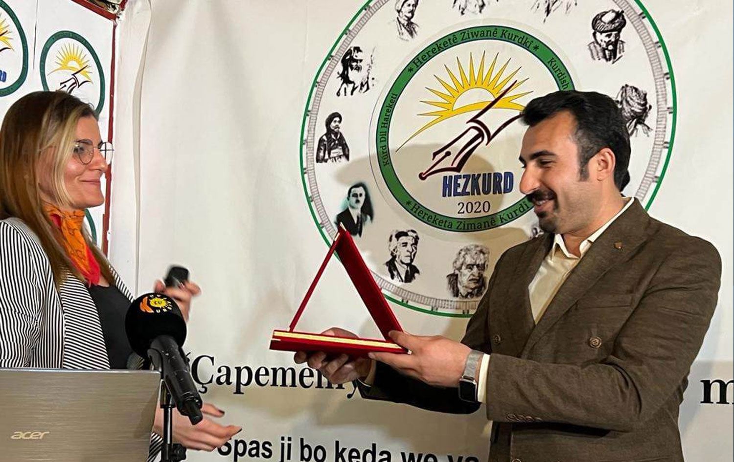 HezKurd’dan Rûdaw çalışanlarına plaket