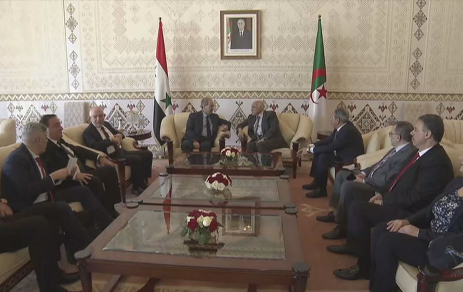 Deriyên welatên Erebî li ber Sûriyê vedibin