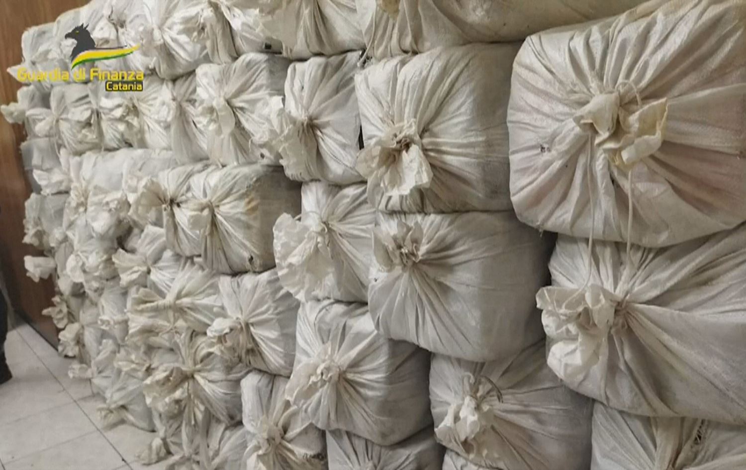 پۆلیسی ئیتاڵیا دەست بەسەر دوو تۆن کۆکایندا دەگرێت