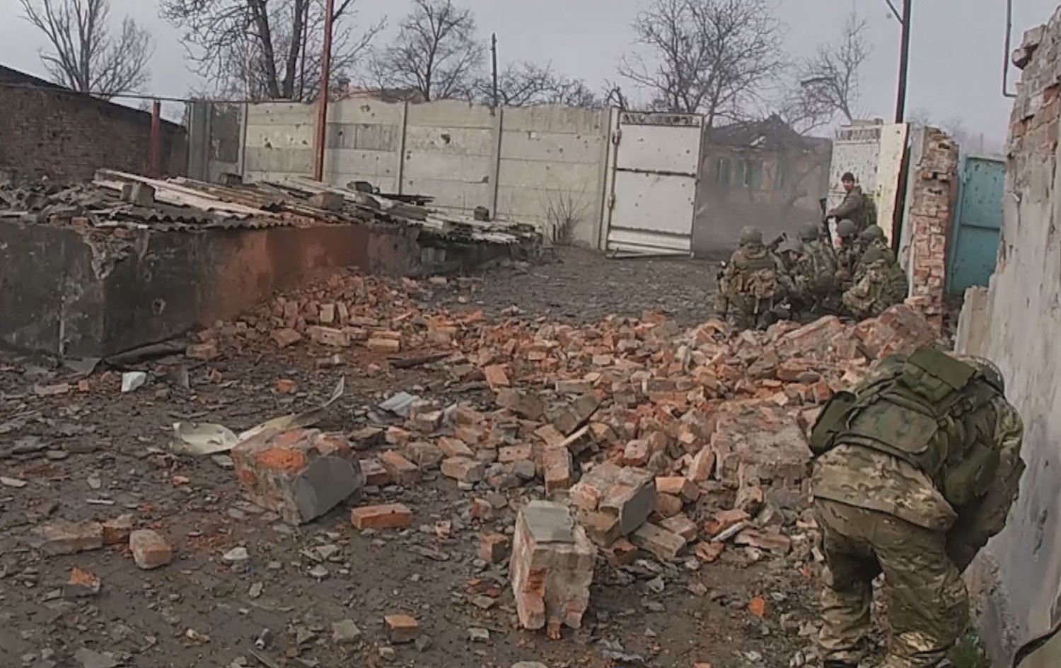 ڤیدیۆ.. چەکدارێکی گرووپی واگنەر بە پەرجوو لە نیشانشکێنێکی ئۆکراینی رزگاری دەبێت