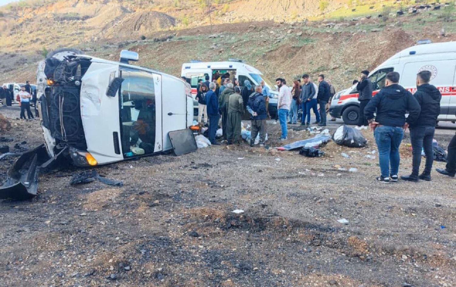 Li Şirnexê mînîbus wergeriya: 8 kes birîndar bûn