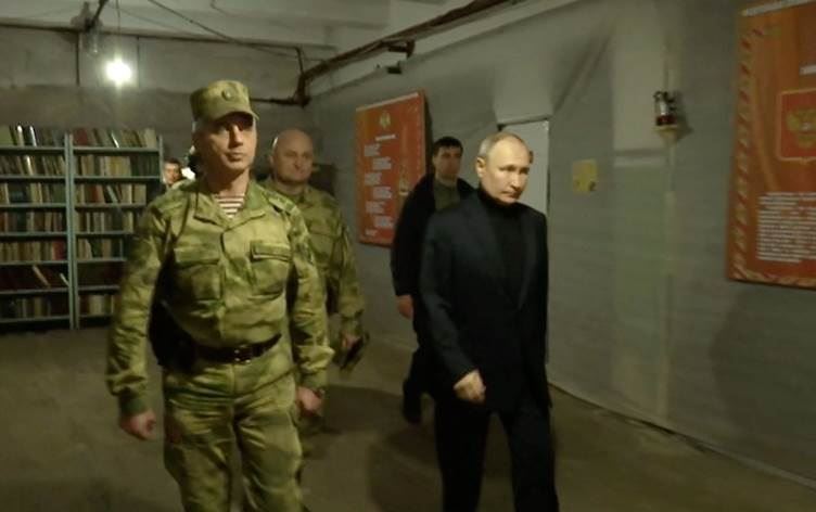 Putin, Herson ve Luhansk bölgelerini ziyaret etti