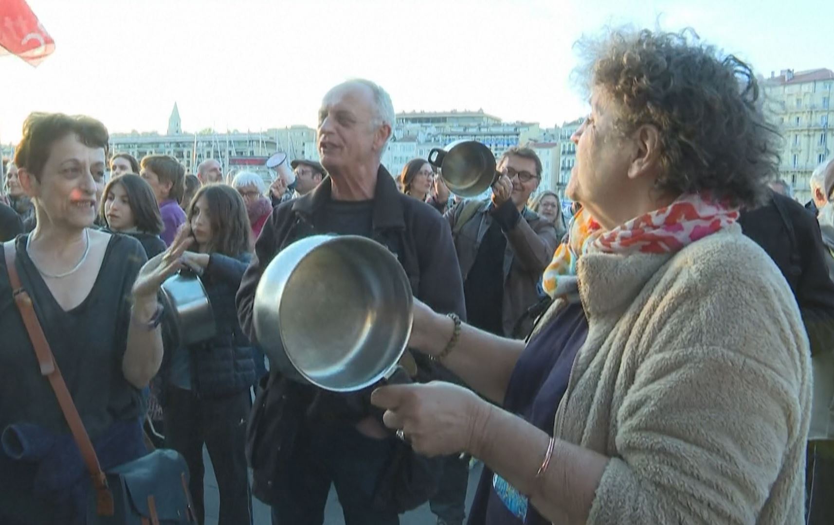 فەرەنسییەکان بە مەنجەڵ کوتین ناڕەزاییان دژی یاسای خانەنشینی دەربڕی