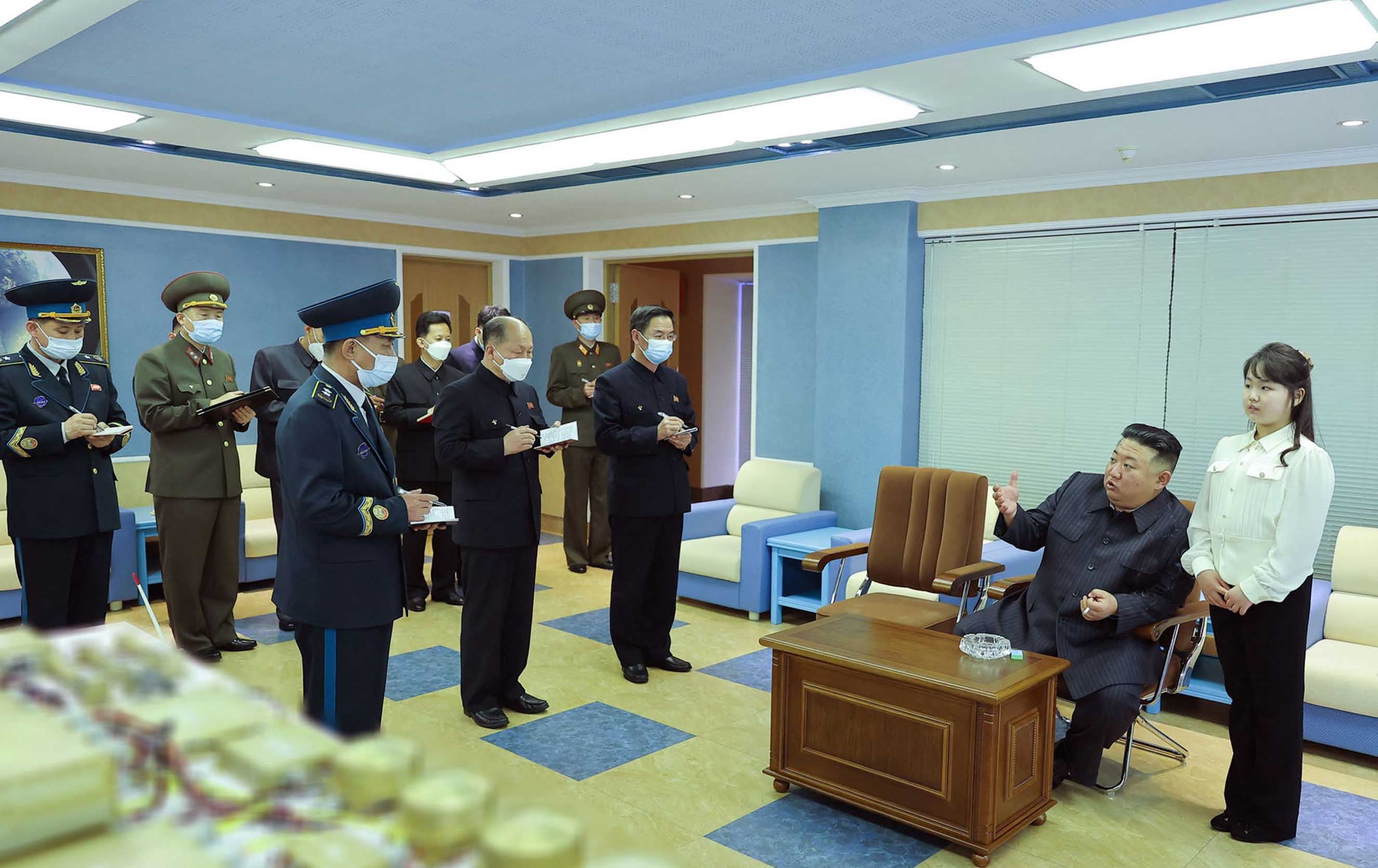 کیم جۆنگ ئوون گڵۆپی سەوز بۆ هەڵدانی یەکەم مانگی دەستکردی سیخوڕیکردن هەڵدەکات