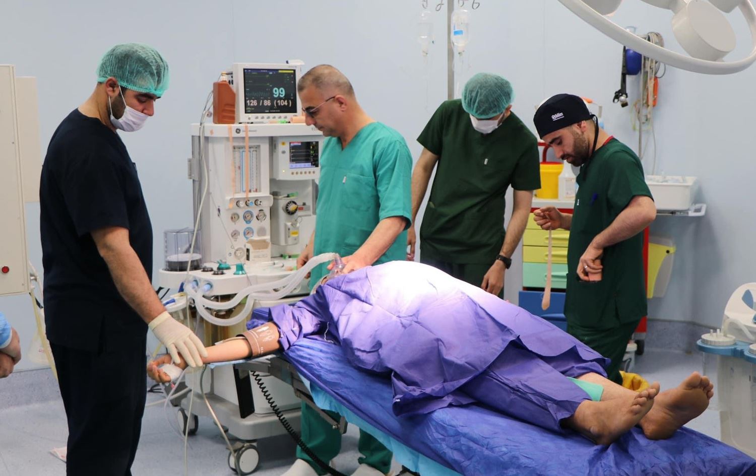 لە نەخۆشخانەیەکی ئاکرێ کیسێکی 6 کیلۆگرامی لە سکی کچێکدا دەردەهێندرێت