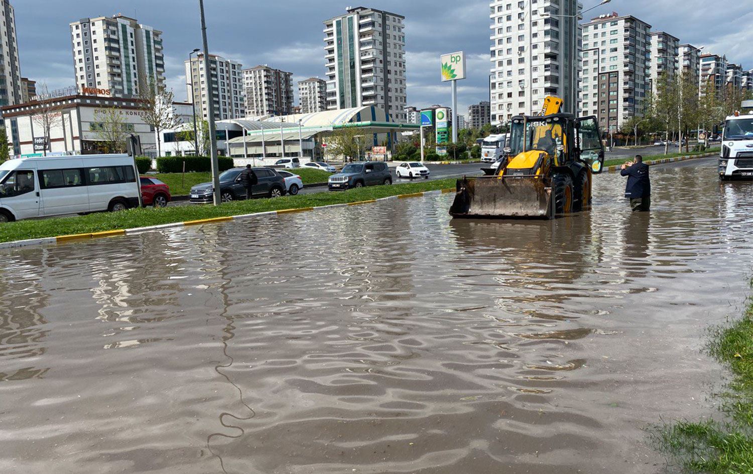 Diyarbakır'da şiddetli fırtına: Minare yıkıldı, ağaçlar devrildi