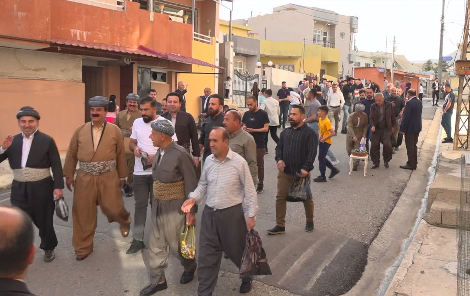 لە رۆژی یەکەمی جەژندا لە گەڕەکێکی دهۆک خەڵک پێکەوە دەگەڕێن و لە یەک ماڵدا نان دەخۆن