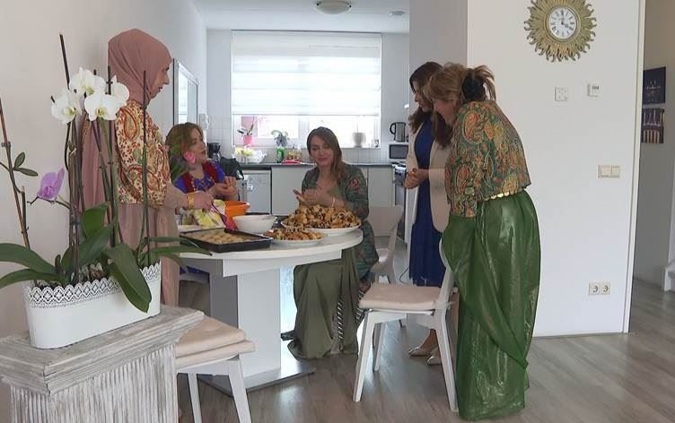 Li Holandayê malbateke Kurd ji bo Cejna Remezanê bi kîloyan kulîçe çêkirin