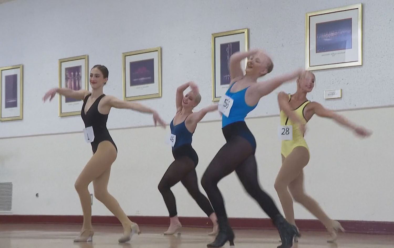 لە ئەمریکا سەتان کچ نۆرە بۆ سەماکردن دەگرن