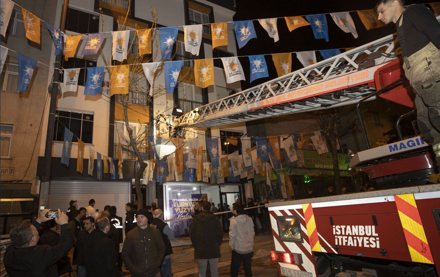 AK Parti seçim irtibat bürosu önünde silahla ateş açıldı