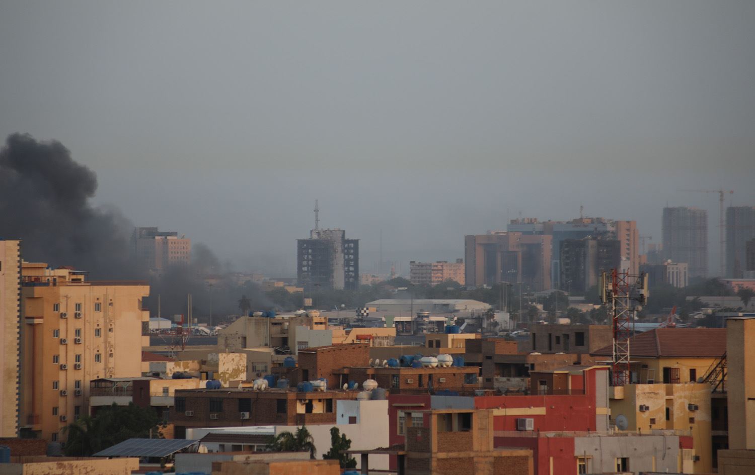 دانیشتووانی خەرتووم لەژێر دووکەڵی شەڕدا پێشوازییان لە جەژن کرد