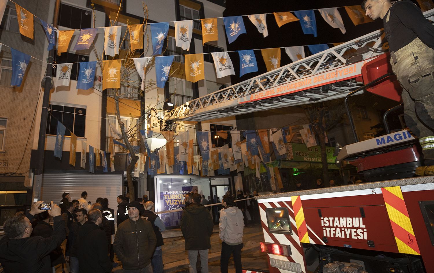 Li Stenbolê teqe li pêşiya ofîseke hilbijartinê ya AKPê hat kirin