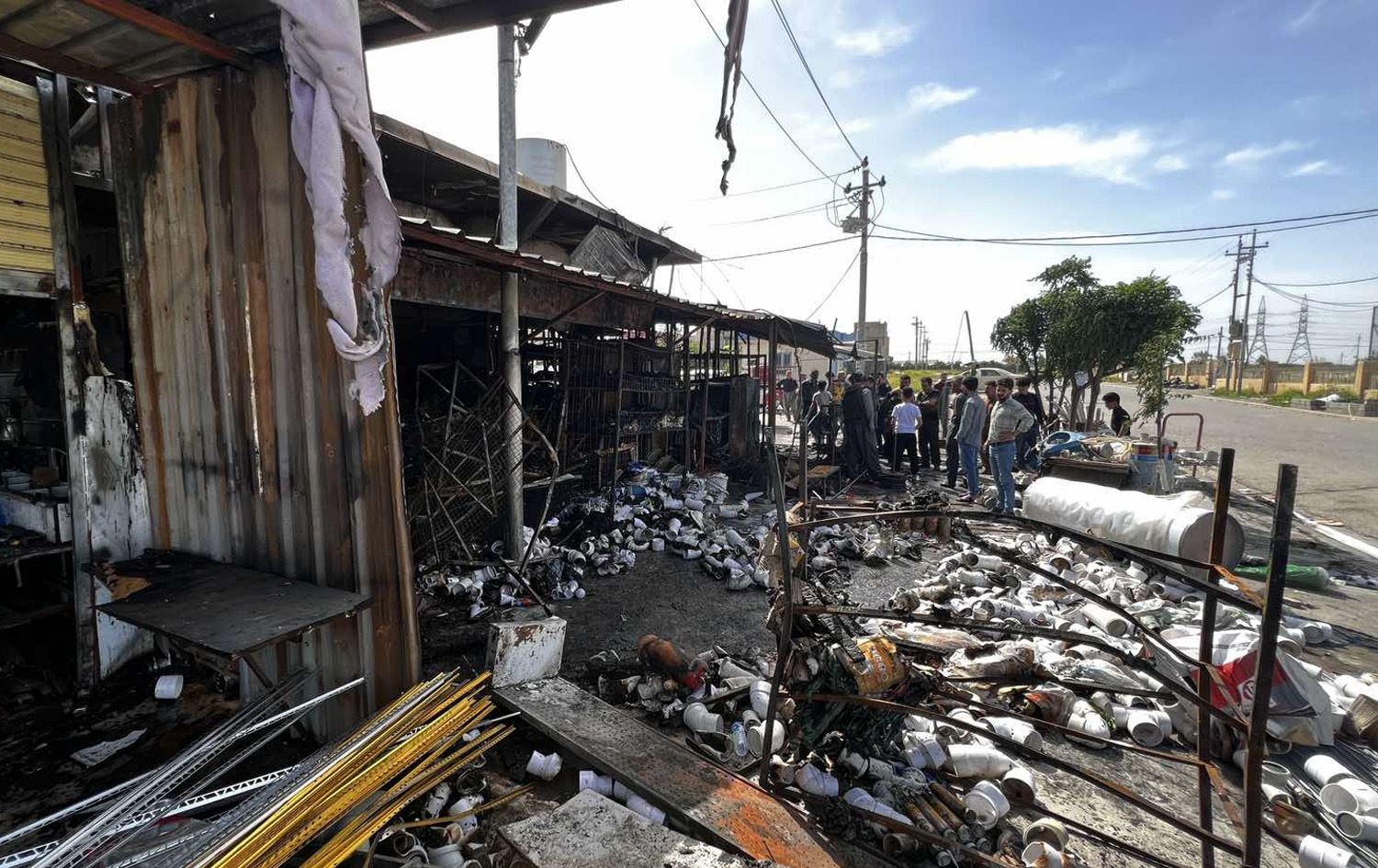 لە گەڕەکێکی هەولێر ئاگر لە چەند دووکانێک کەوتەوە؛ "زیاتر لە 10 دەفتەر زیانمان کردووە"