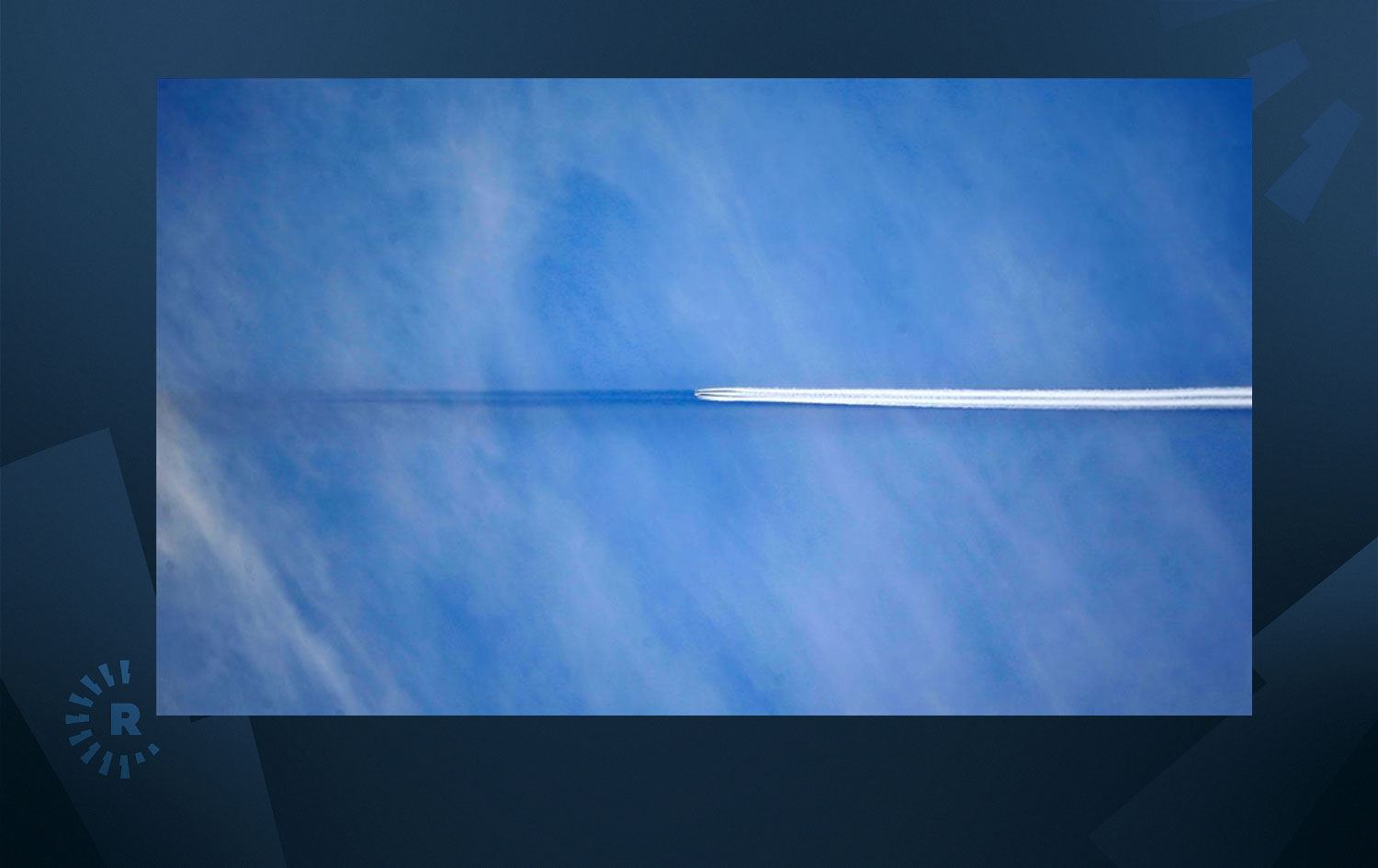 Van semalarından geçen uçak ve dumanının gölgesi rotasına düştü