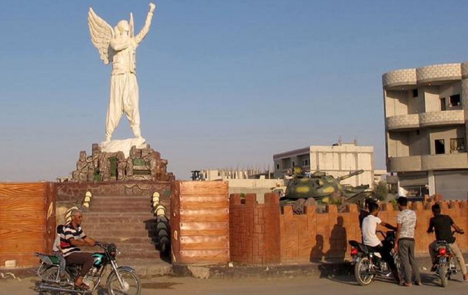 Xelkê Kobanî gazinan ji kêmiya elketirîkê dikin