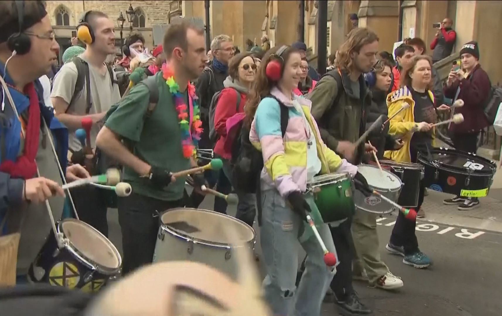 لە لەندەن بە درووشمی 'لە خەو هەستن' خۆپێشاندان بۆ کەمکردنەوەی گازە زیانبەخشەکان بەڕێوەچوو