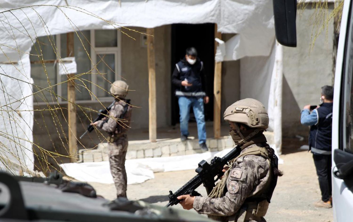 Li Wanê bi îdîaya qaçaxçîtiya koçberan 2 kes hatin girtin