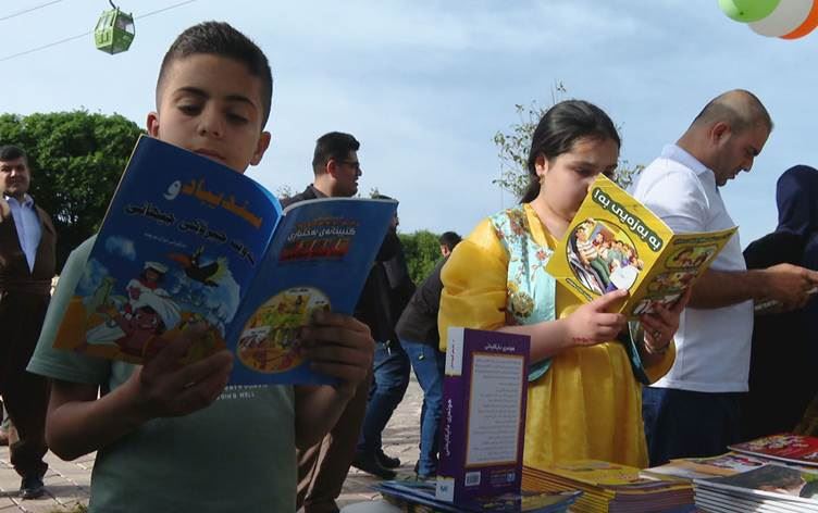 Di projeyekê de zarokekî 9 salî 500 pirtûk belav kirin