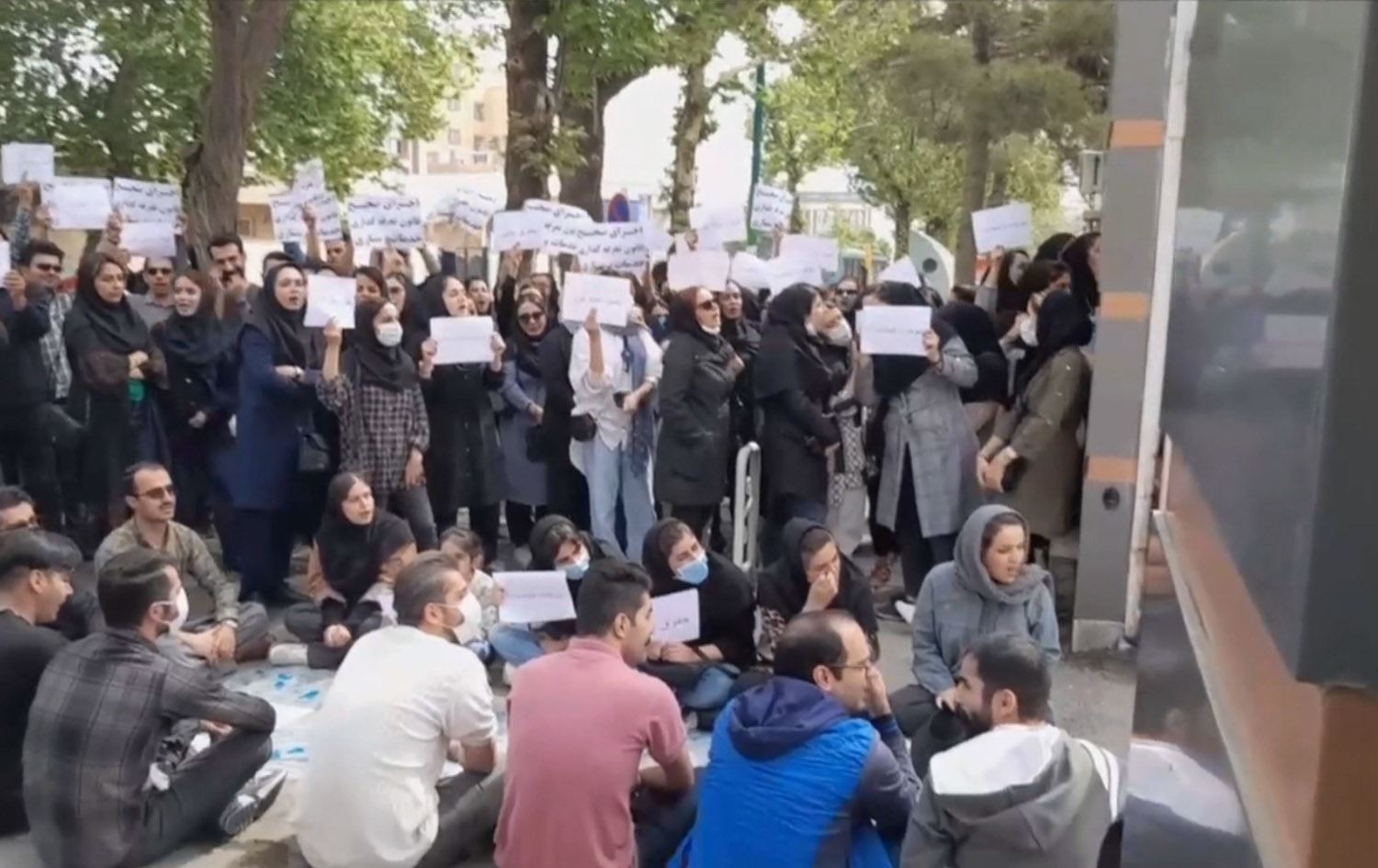 پەرستارانی سنە دژی کەمیی مووچەکانیان گردبوونەوە؛ 'بەسە بەڵێن، سفرەکانمان بەتاڵن'